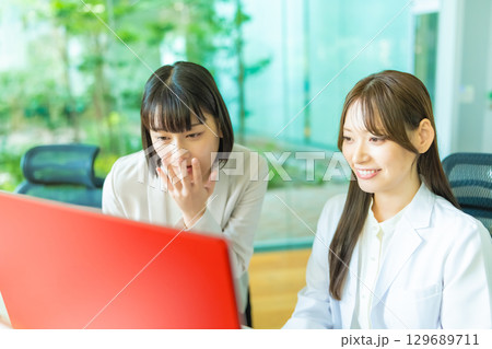 白衣の女性とビジネスウーマン　Medical Representative　など 129689711