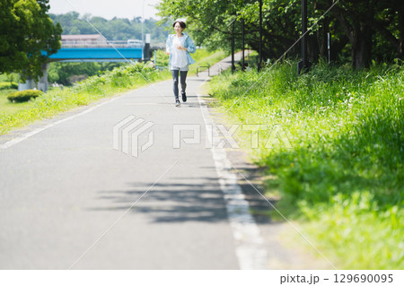 ランニングをする若い女性 スポーツイメージ ランニングをする若い女性 スポーツイメージ 129690095