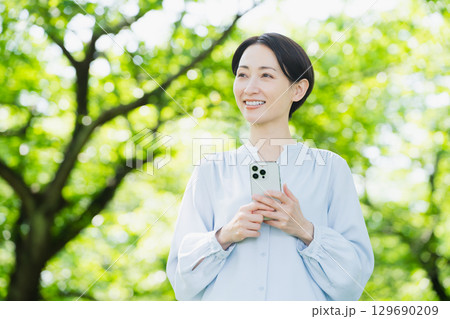 スマートフォンを操作する若い女性 ライフスタイルイメージ スマートフォンを操作する若い女性 ライフスタイルイメージ 129690209