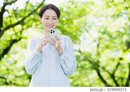 スマートフォンを操作する若い女性 ライフスタイルイメージ スマートフォンを操作する若い女性 ライフスタイルイメージ 129690211