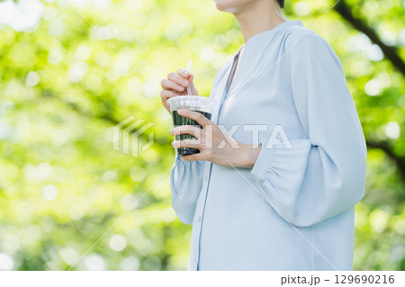 アイスコーヒーを飲む若い女性 ライフスタイルイメージ アイスコーヒーを飲む若い女性 ライフスタイルイメージ 129690216