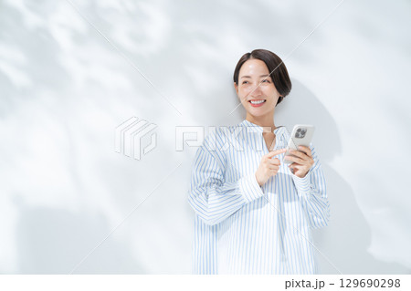 女性 スマートフォン スマホ 女性 スマートフォン スマホ 129690298