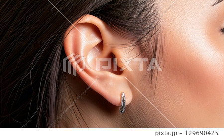 女性の綺麗な耳 129690425