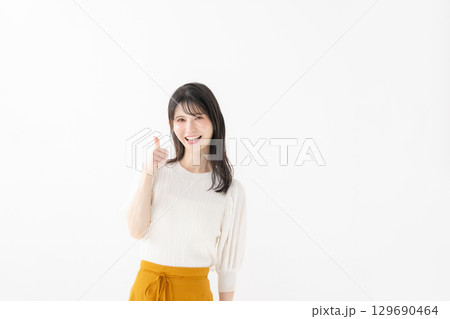 女性 ポートレート サムズアップ 女性 ポートレート サムズアップ 129690464