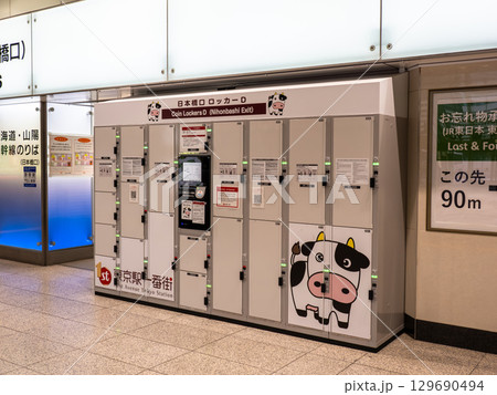 駅に設置された交通系ICカード対応コインロッカー（貸しロッカー） 129690494