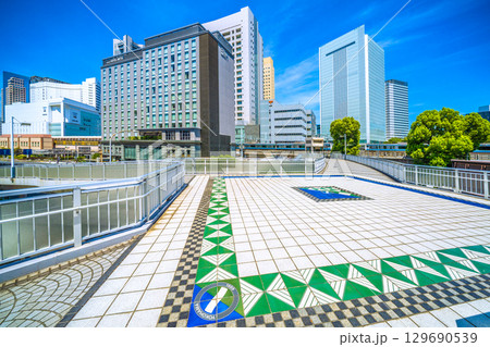 日本の横浜都市景観 桜木町駅　新南口(市役所口）やホテルメッツ、横浜市役所、上下電車などを望む 129690539