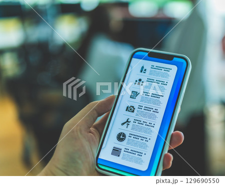 スマホを持った男性 129690550