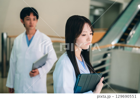 白衣を着た医者 白衣を着た医者 129690551
