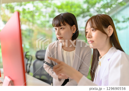 白衣の女性とビジネスウーマン 129690556