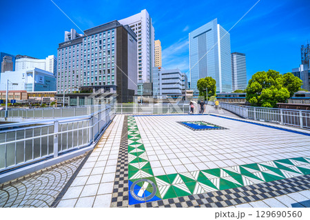 日本の横浜都市景観 桜木町駅 新南口(市役所口)やホテルメッツ、横浜市役所、電車などを桜木橋から望む 日本の横浜都市景観 桜木町駅 新南口(市役所口)やホテルメッツ、横浜市役所、電車などを桜木橋から望む 129690560
