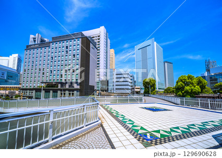 日本の横浜都市景観 桜木町駅 新南口(市役所口)やホテルメッツ、横浜市役所などを桜木橋から望む 日本の横浜都市景観 桜木町駅 新南口(市役所口)やホテルメッツ、横浜市役所などを桜木橋から望む 129690628