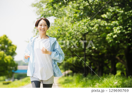 ランニングをする若い女性　スポーツイメージ 129690769