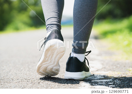 ランニングをする若い女性 スポーツイメージ ランニングをする若い女性 スポーツイメージ 129690771