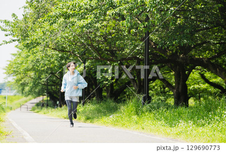 ランニングをする若い女性　スポーツイメージ 129690773