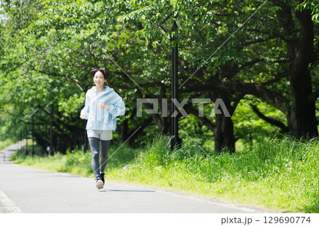 ランニングをする若い女性　スポーツイメージ 129690774