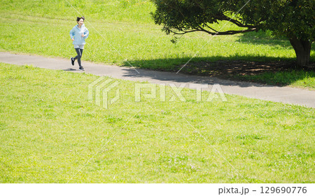 ランニングをする若い女性　スポーツイメージ 129690776