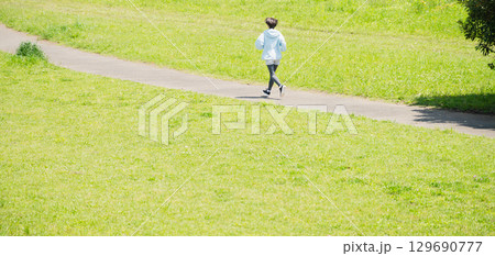 ランニングをする若い女性 スポーツイメージ ランニングをする若い女性 スポーツイメージ 129690777