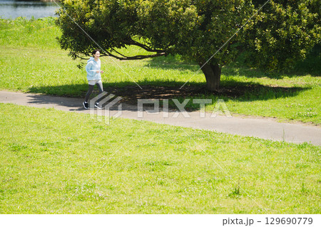 ランニングをする若い女性　スポーツイメージ 129690779