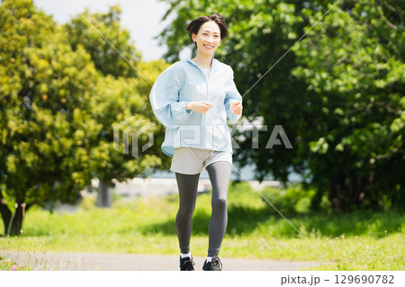 ランニングをする若い女性　スポーツイメージ 129690782