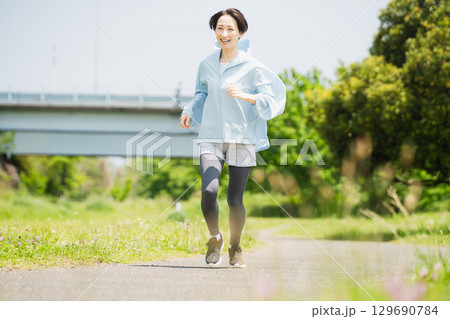 ランニングをする若い女性　スポーツイメージ 129690784