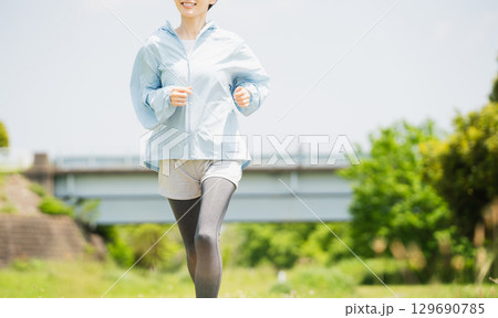 ランニングをする若い女性　スポーツイメージ 129690785