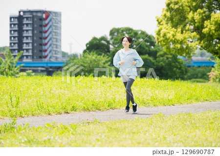 ランニングをする若い女性　スポーツイメージ 129690787