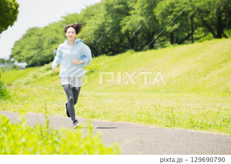 ランニングをする若い女性　スポーツイメージ 129690790