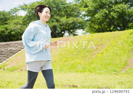 ランニングをする若い女性　スポーツイメージ 129690791