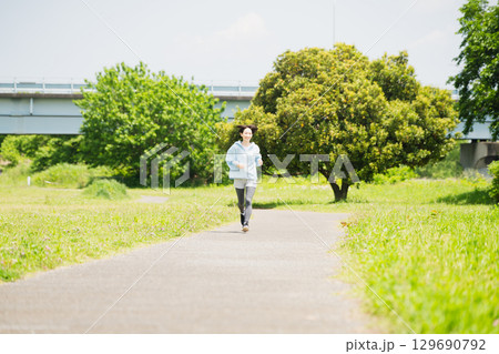 ランニングをする若い女性　スポーツイメージ 129690792