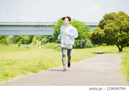 ランニングをする若い女性　スポーツイメージ 129690794
