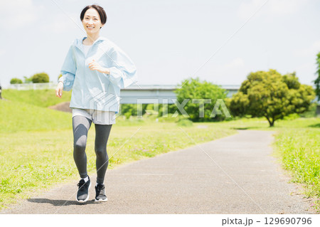 ランニングをする若い女性　スポーツイメージ 129690796