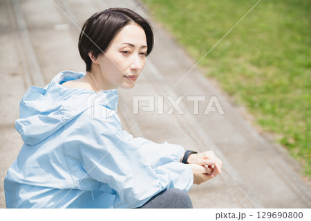 スポーツウォッチを確認する若い女性　スポーツイメージ 129690800