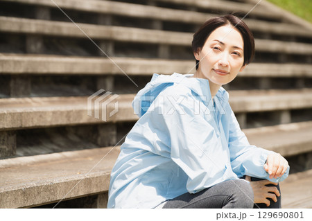 スポーツウォッチを確認する若い女性　スポーツイメージ 129690801