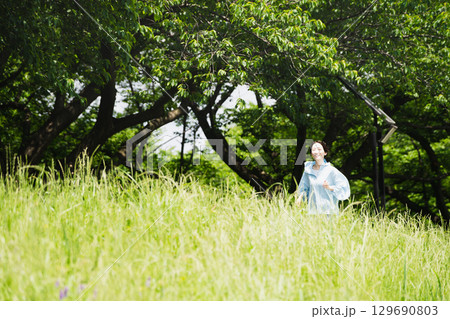 ランニングをする若い女性　スポーツイメージ 129690803