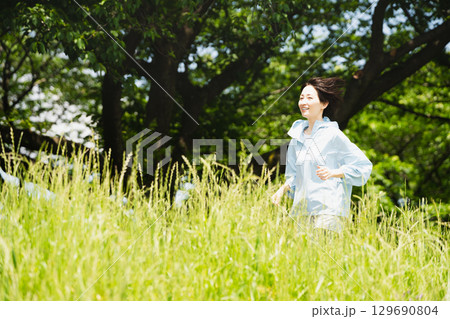 ランニングをする若い女性　スポーツイメージ 129690804