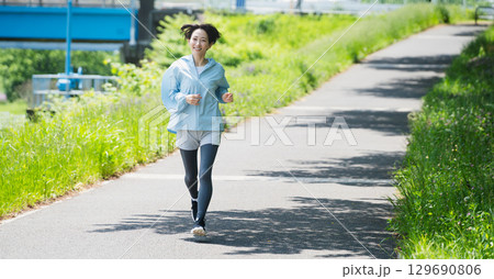 ランニングをする若い女性　スポーツイメージ 129690806