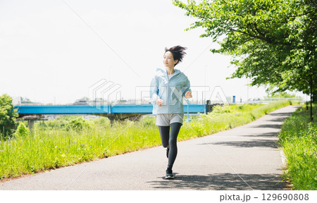 ランニングをする若い女性　スポーツイメージ 129690808