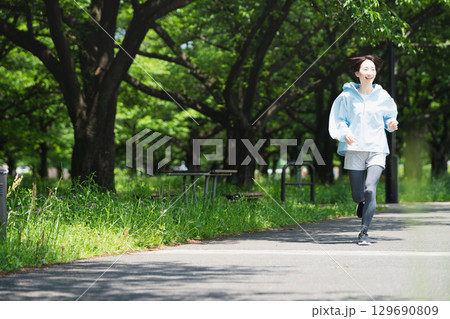 ランニングをする若い女性　スポーツイメージ 129690809