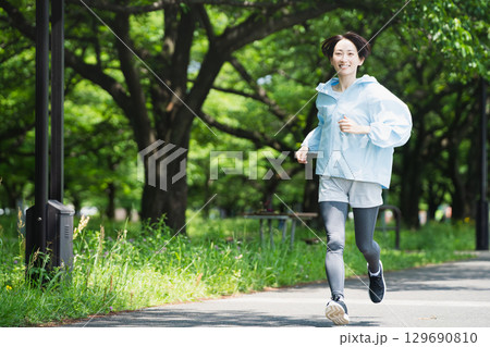 ランニングをする若い女性　スポーツイメージ 129690810