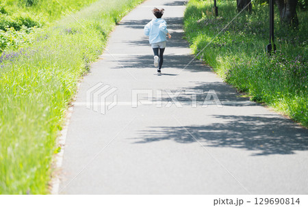 ランニングをする若い女性　スポーツイメージ 129690814