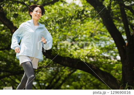ランニングをする若い女性 スポーツイメージ ランニングをする若い女性 スポーツイメージ 129690816