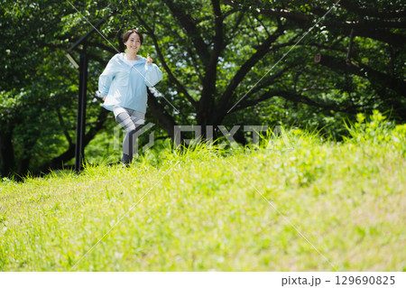 ランニングをする若い女性 スポーツイメージ ランニングをする若い女性 スポーツイメージ 129690825