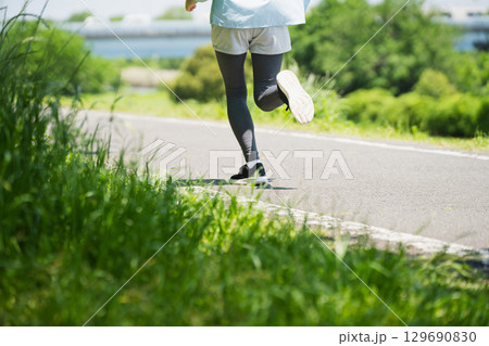 ランニングをする若い女性　スポーツイメージ 129690830