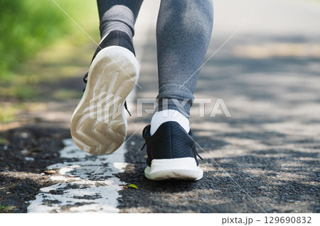 ランニングをする若い女性　スポーツイメージ 129690832