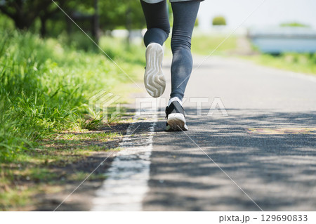 ランニングをする若い女性　スポーツイメージ 129690833