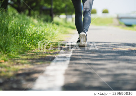 ランニングをする若い女性　スポーツイメージ 129690836