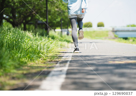 ランニングをする若い女性　スポーツイメージ 129690837