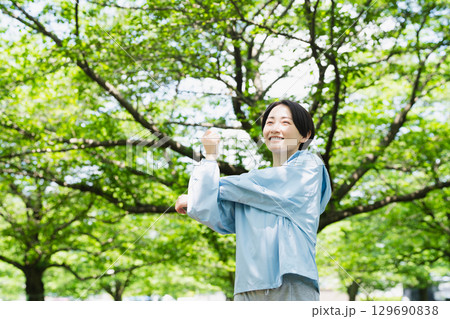 ストレッチをする若い女性　スポーツイメージ 129690838