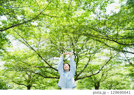 ストレッチをする若い女性　スポーツイメージ 129690841