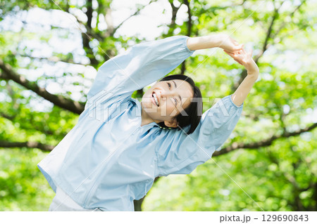 ストレッチをする若い女性　スポーツイメージ 129690843